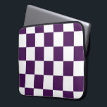 Capa Para Notebook Roxo e branco verificados<br><div class="desc">O padrão roxo regal e branco é feito de filas de quadrados roxos alternados, brancos e escuros. Sinta-se livre para personalizar o produto para torná-lo seu. Imagem de pixel 9000 x 6000 criada digitalmente. ©2014 Claire E. Skinner, Todos os direitos reservados. Para ver este design em outros itens, clique no...</div>