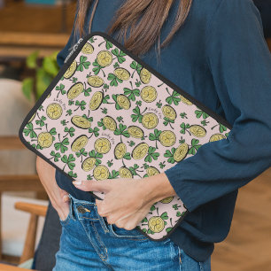 Capa Para Notebook Rua rosa, verde e Dourada que Patrick tem sorte em