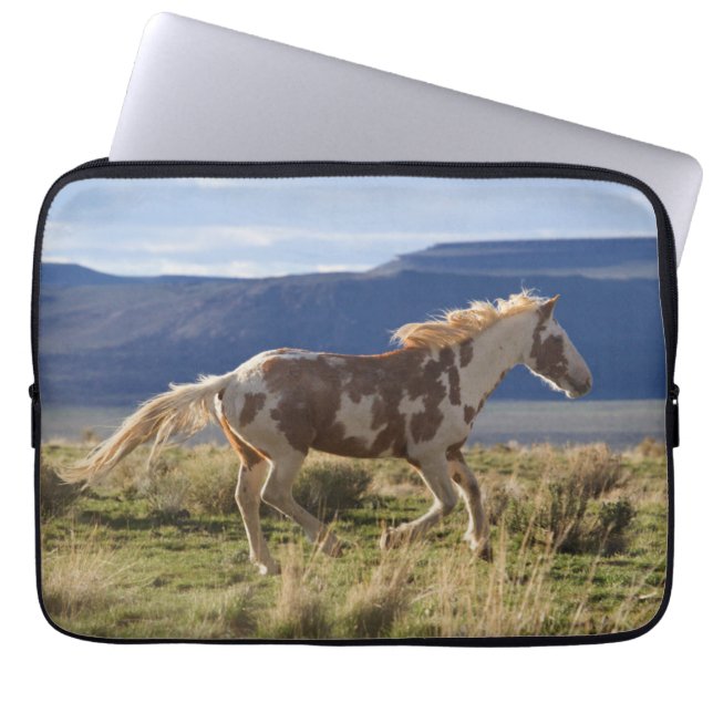 Capa Para Notebook Running Stallion, Steens Mountain, Oregon (Frente)
