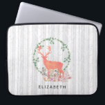 Capa Para Notebook Rustic Reindeer Boho Wreath Watercolor Personaliza<br><div class="desc">Uma bolsa de laptop com um estilo legal de cor d'água digital. Uma silhueta pastel de renas laranja dentro a coroa de folhas de ervas. Cogumelos e samambaias florestais aos seus pés. Uma cinza e um padrão de árvore de pássaros brancos no fundo. Personalizar com um nome ou outro texto....</div>