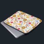 Capa Para Notebook Saco dos eletrônicos dos alimentos de pequeno<br><div class="desc">Os eletrônicos ensacam a caracterização de um teste padrão temático da comida de pequeno almoço.  O design consiste em waffles,  em brinde,  em toranja,  em laranja,  em sumo de laranja,  em forquilhas,  em facas,  em bacon,  e em ovos.</div>