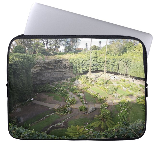 Capa Para Notebook Santuário Oculto de Umpherston Sinkhole (Frente)