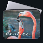 Capa Para Notebook Script de Besties Fotográficas de Amigos de Aves F<br><div class="desc">Quem disse que flamingos não podem se divertir com seu amigo favorito? Sorria sempre que você usa esta bolsa de laptop neoprene, maravilhosa e colorida, de fotografia de dois flamingos cor-de-rosa brincando. Esta bolsa de laptop tem três tamanhos: 15", 13" e 10". Faz um presente de excelente para o seu...</div>
