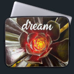 Capa Para Notebook Script de citação do Sonho de Fotografia do Cactus<br><div class="desc">Os cactos prosperam nas condições mais duras do deserto. Sonho de dias ensolarados e a atmosfera pacífica de um jardim de verão sempre que se usa esta espantosa bolsa de laptop de neoprene fotográfica. Esta bolsa de laptop tem três tamanhos: 15", 13" e 10". Faz um presente de excelente para...</div>