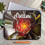 Capa Para Notebook Script de citação do Sonho de Fotografia do Cactus<br><div class="desc">Os cactos prosperam nas condições mais duras do deserto. Sonho de dias ensolarados e a atmosfera pacífica de um jardim de verão sempre que se usa esta espantosa bolsa de laptop de neoprene fotográfica. Esta bolsa de laptop tem três tamanhos: 15", 13" e 10". Faz um presente de excelente para...</div>