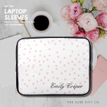 Capa Para Notebook Script de Confetti Cor-de-Rosa do Monograma de Blu<br><div class="desc">Esta elegante bolsa de laptop branca apresenta um padrão moderno de bolinhas rosa-pincel, adicionando um toque de diversão ao seu dia de trabalho. O elegante monograma preto na escrita adiciona um toque pessoal e o torna um acessório único. Perfeito para proteger seu laptop de arranhões e para-choques, ele ajustado de...</div>