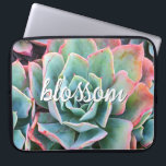 Capa Para Notebook Script de Flor de Fotografia Suculenta do Cactus V<br><div class="desc">Os cactos prosperam nas condições mais duras do deserto. Aproveite a força desta linda bolsa de laptop verde-menta, verde-menta, florescente, sempre que você usa esta única e única fotografia neoprene. Esta capa vem em três tamanhos: 15", 13" e 10". Faz um presente de excelente para alguém especial! Você pode personalizar...</div>