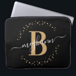 Capa Para Notebook Script de Monograma Dourado Negra Menino Simples M<br><div class="desc">Narrativa, moderna, moderna, elegante, esbranquiçada, preto esmagador e monograma com nome inicial, script personalizado de bolsa de laptop monográfica personalizada. Apresentando um monograma inicial e um script de nome feminino em uma letra de caligrafia com letras de mão, com caudas intermitentes e um círculo pontilhado ao redor do seu nome....</div>
