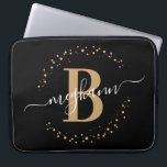 Capa Para Notebook Script de Monograma Dourado Negra Menino Simples M<br><div class="desc">Narrativa, moderna, moderna, elegante, esbranquiçada, preto esmagador e monograma com nome inicial, script personalizado de bolsa de laptop monográfica personalizada. Apresentando um monograma inicial e um script de nome feminino em uma letra de caligrafia com letras de mão, com caudas intermitentes e um círculo pontilhado ao redor do seu nome....</div>