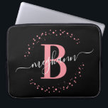 Capa Para Notebook Script de Monograma Preto, Rosa Simples Moderno<br><div class="desc">Rapariga, moderna, moderna, elegante, cor-de-rosa e preto-branco, script de nome inicial de monograma personalizado bolsa de laptop monograma personalizada. Apresentando um monograma inicial e um script de nome feminino em uma letra de caligrafia com letras de mão, com caudas intermitentes e um círculo pontilhado ao redor do seu monograma. Presente...</div>