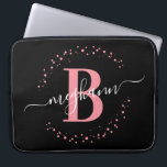 Capa Para Notebook Script de Monograma Preto, Rosa Simples Moderno<br><div class="desc">Rapariga, moderna, moderna, elegante, cor-de-rosa e preto-branco, script de nome inicial de monograma personalizado bolsa de laptop monograma personalizada. Apresentando um monograma inicial e um script de nome feminino em uma letra de caligrafia com letras de mão, com caudas intermitentes e um círculo pontilhado ao redor do seu monograma. Presente...</div>