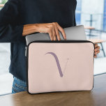 Capa Para Notebook Script de Nome do Monograma Cor-de-Rosa Blush Giri<br><div class="desc">Esta bolsa de laptop cor-de-rosa apresenta uma elegante e limpa design com iniciais de tipografia num monograma,  acrescentando um toque sofisticado ao seu dispositivo. Seu estilo refinado oferece charme e proteção para seu laptop. Adote um acessório chic e polido com essa manga,  combinando elegância e praticidade sem problemas.</div>