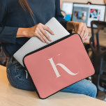 Capa Para Notebook Script de Tipografia Rosa com Nome Inicial Persona<br><div class="desc">Esta bolsa de laptop em uma delicada matiz cor-de-rosa pincelada apresenta um design único e limpo com um monograma inicial, adicionando um toque de individualidade ao seu dispositivo. Sua simplicidade expele elegância, oferecendo estilo e proteção para seu laptop. Adote um acessório chic e personalizado com essa manga, combinando sofisticação e...</div>