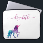 Capa Para Notebook script monograma branco roxo Unicorn<br><div class="desc">Um unicórnio de fantasia em turquesa, roxo e um pouco rosa para uma garota adolescente. Fundo branco. Personalize e adicione seu nome. O nome é escrito com um grande estilo escrito à mão moderno. Letras cor púrpura. Para manter as hastes, exclua apenas o nome da amostra, deixe os espaços ou...</div>