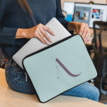 Capa Para Notebook Script Monograma Personalizado Azul Suave e Roxo I<br><div class="desc">Esta bolsa de laptop em uma matiz azul e roxa apresenta um design moderno com um monograma em uma fonte de script, adicionando um toque contemporâneo ao seu dispositivo. Seu estilo elegante combina sofisticação e proteção para seu laptop. Adote uma tendência e um acessório personalizado com essa manga, casando-se com...</div>