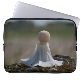 Capa Para Notebook Sensueel gehuld poppetje in een bloemen jurkje.