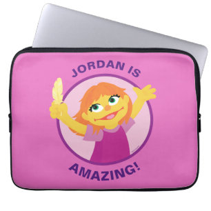 Capa Para Notebook Sesame Street Julia Segurando uma Pena
