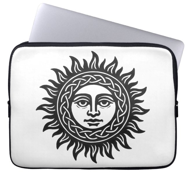 Capa Para Notebook Sigilo do Rosto Solar – Emblema do Sol Negro (Frente)