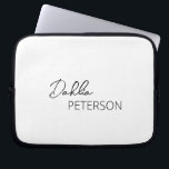 Capa Para Notebook Simples preto e branco Elegante Moderno Contemporâ<br><div class="desc">Bolsa de laptop preto-e-branco moderno com um design simples e mínimo personalizado com seu nome em um roteiro elegante e fonte sans serif contemporânea.</div>