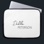 Capa Para Notebook Simples preto e branco Elegante Moderno Contemporâ<br><div class="desc">Bolsa de laptop preto-e-branco moderno com um design simples e mínimo personalizado com seu nome em um roteiro elegante e fonte sans serif contemporânea.</div>