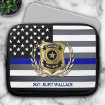 Capa Para Notebook Sinalizador da Polícia de Linha Azul-Fino<br><div class="desc">Personalize a bolsa de laptop com a bandeira clássica negra e branca da polícia com a fina linha azul. Edite o nome da sua cidade e o nome e o título do oficial,  para um presente gentil para o seu profissional de polícias favorito.</div>