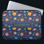 Capa Para Notebook Sistema Solar com Sol e Planetas Personalizados<br><div class="desc">Um padrão divertido e moderno do sistema solar com ilustrações coloridas de planeta,  estrelas e sol contra um fundo azul escuro. Este design pode ser personalizado com um nome ou monograma com iniciais.</div>
