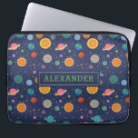 Capa Para Notebook Sistema Solar com Sol e Planetas Personalizados<br><div class="desc">Um padrão divertido e moderno do sistema solar com ilustrações coloridas de planeta,  estrelas e sol contra um fundo azul escuro. Este design pode ser personalizado com um nome ou monograma com iniciais.</div>