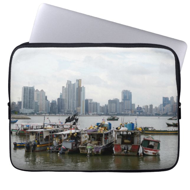 Capa Para Notebook Skyline da Cidade do Panamá com barcos de pesca (Frente)