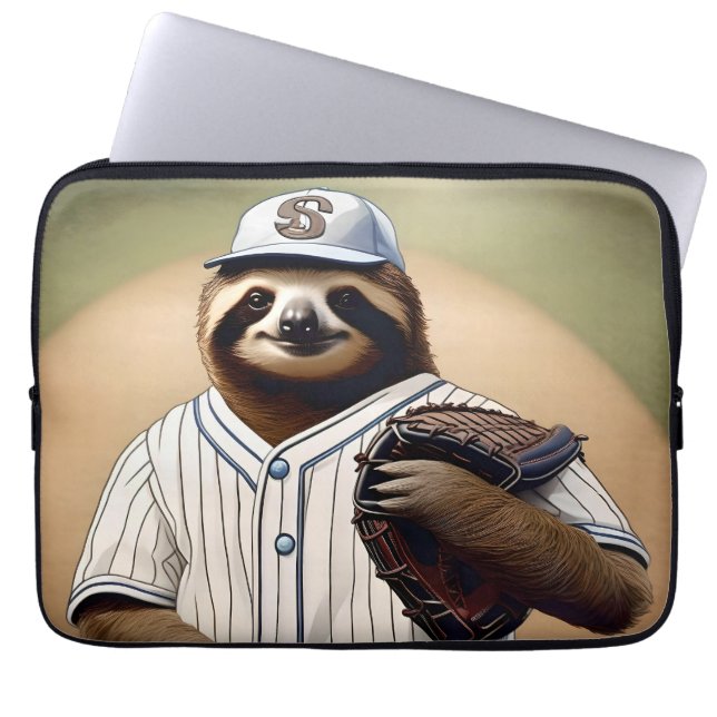 Capa Para Notebook "Slugger Sloth: Devagar e Estável na Placa" (Frente)