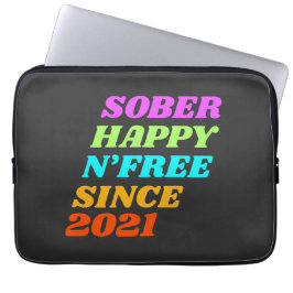 Capa Para Notebook Sóbrio feliz desde então (personalize o ano)