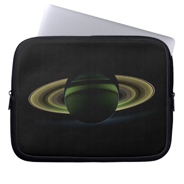 Capa Para Notebook Sol brilhando atrás do planeta Saturno lançando um (Frente)