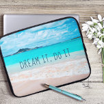Capa Para Notebook Sonhe, Faça Isso, Cite Havaí, Praia Tropical Sandy<br><div class="desc">"Sonhe, faça." Lembre-se do cheiro fresco de sal do ar do oceano sempre que você usa essa impressionante bolsa de laptop de neoprene fotográfica vibrante. Exalar e explorar a solidão de uma praia havaiana vazia. Esta bolsa de laptop tem três tamanhos: 15", 13" e 10". Faz um presente de excelente...</div>