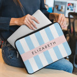 Capa Para Notebook Stripes Azuis, Padrão Striped, Linhas, Seu Nome<br><div class="desc">Listras elegantes,  na moda e sofisticadas em cor azul e branca. Presente moderno e moderno,  perfeito para o amante das listras em sua vida. Personalize adicionando o seu nome,  apelido,  monograma ou iniciais.</div>