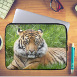 Capa Para Notebook Sumatran Tiger Wildlife Photo<br><div class="desc">Proteja o seu laptop de computador com esta manga perfurada que apresenta a imagem fotográfica de um magnífico Tigre de Sumatran,  uma espécie animal ameaçada de extinção. O dorso da manga é preto. Selecione o tamanho da bolsa de laptop.</div>