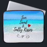 Capa Para Notebook Sun Sand e Salty Kisses Tropical Beach<br><div class="desc">Uma bolsa de laptop com a imagem de uma praia tropical com águas turquesas cristalinas e uma praia arenosa branca. O texto diz Sun Sand e Salty Kisses. Um pequeno coração vermelho e um sotaque decorativo suave sotaque o design.</div>