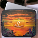 Capa Para Notebook Sunset Plaza Marina 2584<br><div class="desc">Pintura da coleção "Sunset Plaza Marina 2584" Personalize na página do produto ou clique no botão "Personalizar" para obter mais opções de design. A design criada da minha pintura "Sunset Plaza Marina 2584" captura um pôr do sol vibrante com listras de cor laranja e vermelha enchendo o céu, enquadrada por...</div>