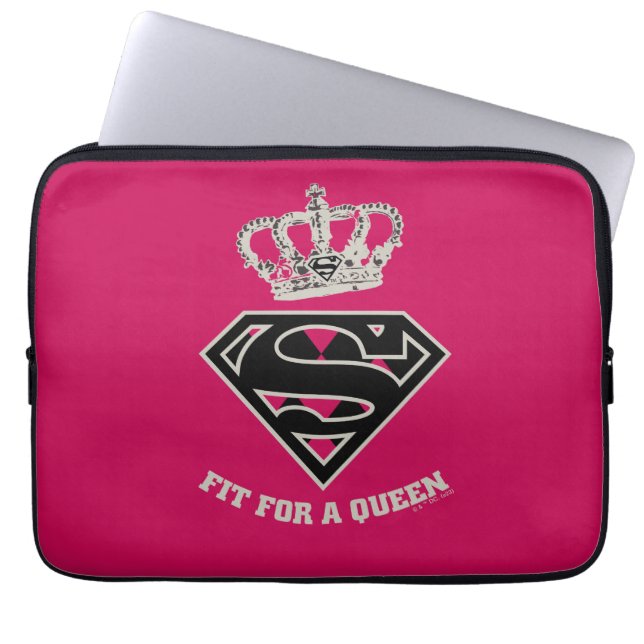 Capa Para Notebook Supergirl S-Shield "Ajustado Por Uma Rainha" (Frente)
