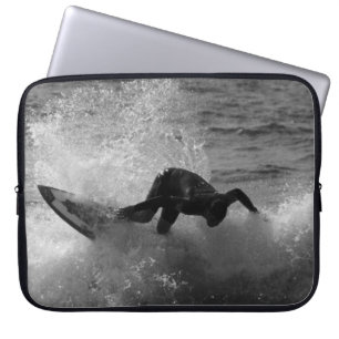 Capa Para Notebook Surfista em preto e branco