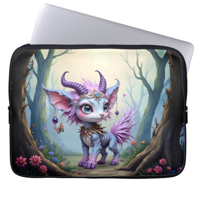 Capa Para Notebook Sussurro de Lilás – Guardião da Floresta Encantada (Frente)