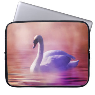 Capa Para Notebook Swan Branco flutuando num lago névoo