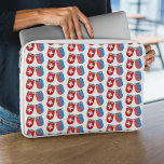 Capa Para Notebook Swiss & Canton Ticino Flags<br><div class="desc">A nossa Casaco de Ticino de Armas,  a Bolsa de laptop da Mentira,  é um presente perfeito para si próprio ou para os seus amigos e familiares que têm uma ligação com Ticino. Entre em contato comigo em marmottlygiftshop@gmail.com se você quiser ter este design em outro produto.</div>