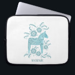 Capa Para Notebook Teal de Nome Personalizado Dala Horse Sueco<br><div class="desc">Um Cavalo Dalecarliano tradicional da Suecia. Remova ou altere o nome para personalizar.</div>
