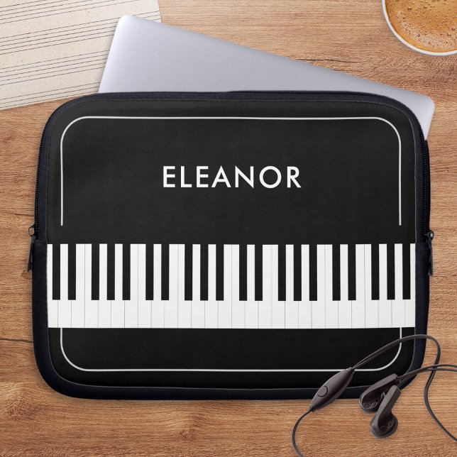 Capa Para Notebook Teclas de Piano Preto e Branco Personalizadas do M (A stylish laptop sleeve with black and white piano keys design and personalized name)