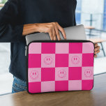 Capa Para Notebook Tendência Rosa Quente Verificada e Frente de Sorri<br><div class="desc">Proteja o seu laptop com esta trendy rosa quente com caixa de verificação e sorriso feliz! O presente perfeito para qualquer um que pudesse usar um pouco mais de alegria,  paz e sorrisos felizes em suas vidas. Adicione positividade à sua área de trabalho do escritório.</div>
