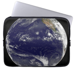 Capa Para Notebook Terra Com Três Ciclones Tropicais No Pacífico.