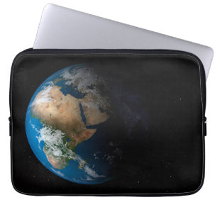Capa Para Notebook Terra De cheio Mostrando Nuvens Simuladas Sobre A