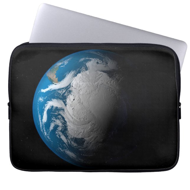Capa Para Notebook Terra Inteira Mostrando Nuvens Simuladas Sobre A A (Frente)