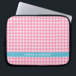 Capa Para Notebook Teste padrão à moda de Houndstooth do rosa quente<br><div class="desc">Personalize esta bolsa de laptop com seu nome ou o texto de sua escolha.
 Heartlocked</div>