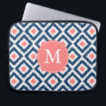 Capa Para Notebook Teste padrão coral azul Monogrammed de Ikat do<br><div class="desc">As características de design à moda e chiques um teste padrão colorido e na moda do ikat dos diamantes e podem ser personalizadas com seu monograma,  inicial,  nome,  ou todo o texto de sua escolha para um presente feito sob encomenda perfeito!</div>