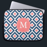 Capa Para Notebook Teste padrão coral azul Monogrammed de Ikat do<br><div class="desc">As características de design à moda e chiques um teste padrão colorido e na moda do ikat dos diamantes e podem ser personalizadas com seu monograma,  inicial,  nome,  ou todo o texto de sua escolha para um presente feito sob encomenda perfeito!</div>